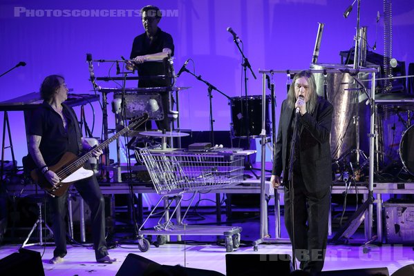 EINSTURZENDE NEUBAUTEN - 2022-10-08 - PARIS - Le Trianon - Christian Emmerich [Blixa Bargeld] - Alexander von Borsig [Alexander Hacke]